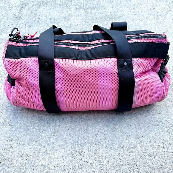 🦄 Lululemon Duffle Bag in Rare Opulent Stripe Pink - Picture 5 of 11